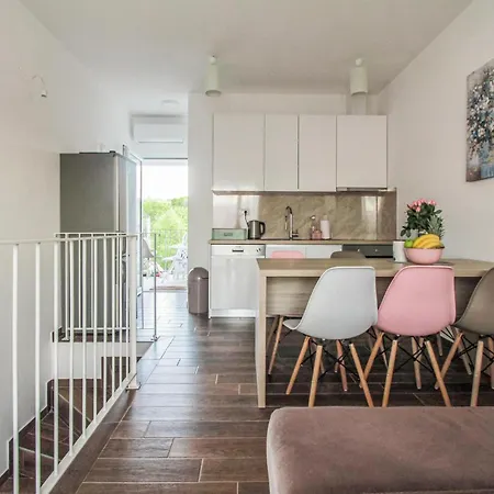 Apartment Beautiful In Okrug Gornji Trogir