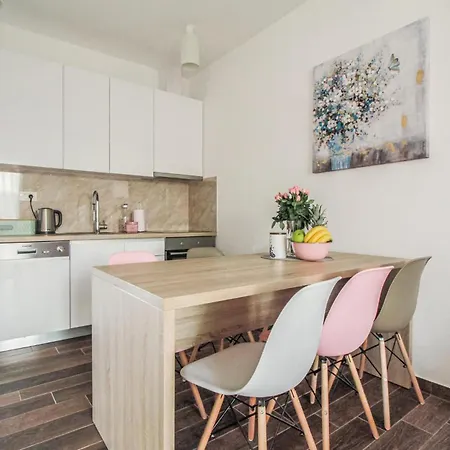 Cozy In Okrug Gornji Appartement