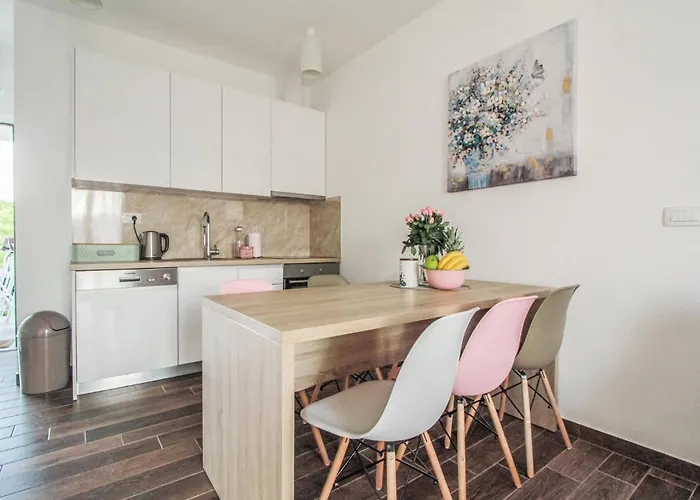 Cozy In Okrug Gornji Appartement